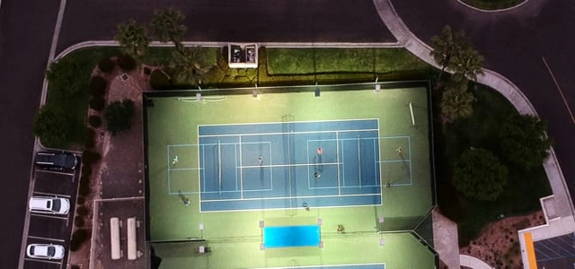 Sơn 7 lớp sân tennis-pickleball với Sơn có 10% hạt cao su Novasports USA trên nền xi măng mới